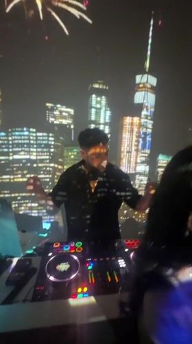 Late-night DJ performance draws crowds in New York venue
