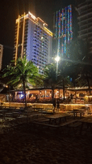 Nighttime beach dining and recreation captured in Đà Nẵng