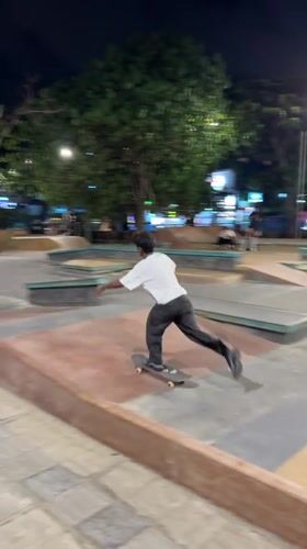 Night skateboarding session draws crowd at Kuta skatepark