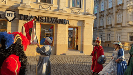 Historical costume gathering draws crowds in Timișoara's Union Square
