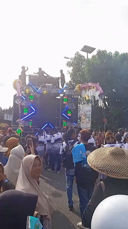Street parade with mobile sound systems draws crowds in Winong