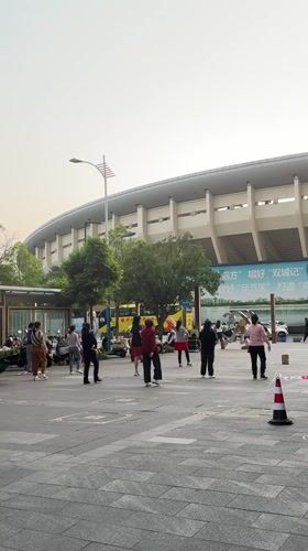 Group exercise and street life observed in Qingyang District