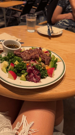 Chongqing residents share lunch and evening Apple store moments