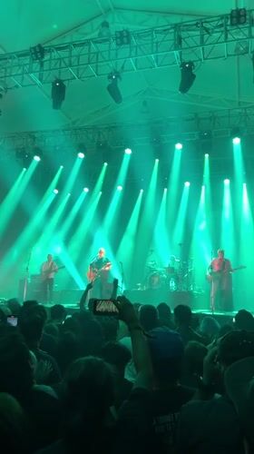 Live band performs for packed crowd in Muntinlupa