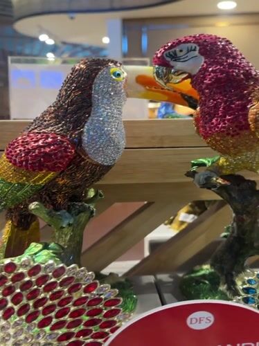 Early morning shopping and jewelry displays captured in Kuta