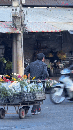 Evening street life scenes captured across Da Lat, Vietnam
