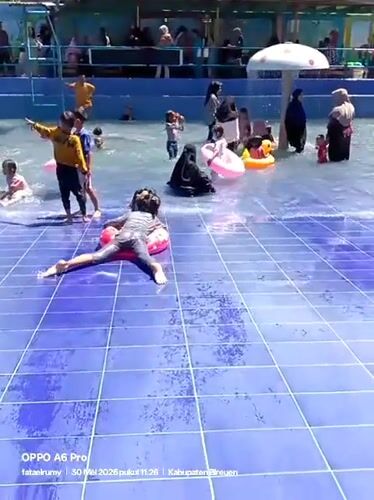 Families crowd Indonesian water park during morning recreation time