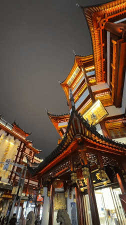 Night scenes captured in Shanghai's illuminated traditional architecture district