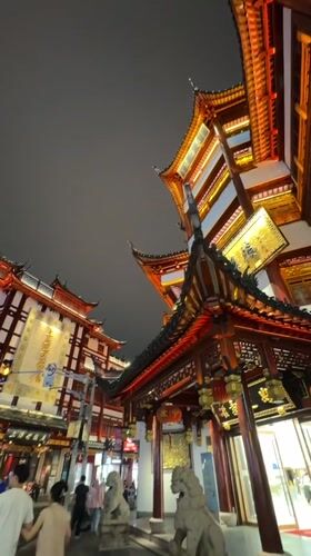 Night scenes captured in Shanghai's illuminated traditional architecture district