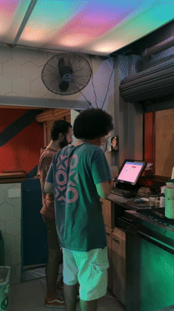 Early morning bar scene captured by witnesses in São Paulo