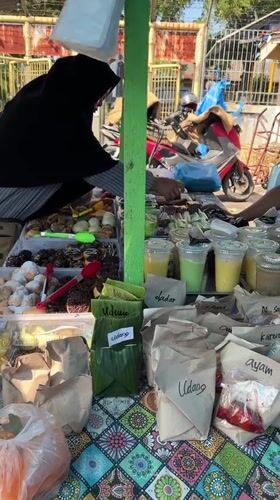 Morning market buzz across vendor stalls in Lhokseumawe