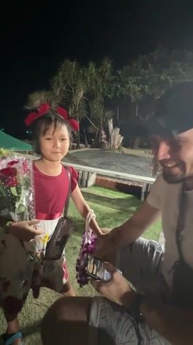 Girl and man spotted together outdoors at night in Karon