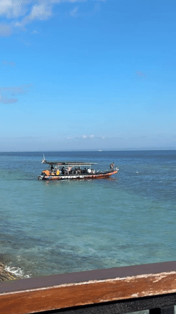 Tourist boats observed in Nusa Penida waters Sunday morning