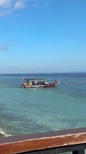 Tourist boats observed in Nusa Penida waters Sunday morning