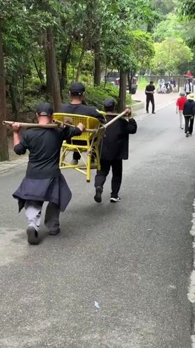 Men carry child in yellow sedan chair, Zhonghu