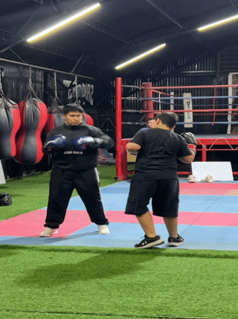 Group fitness and boxing session at Clase Meta gym, Arica
