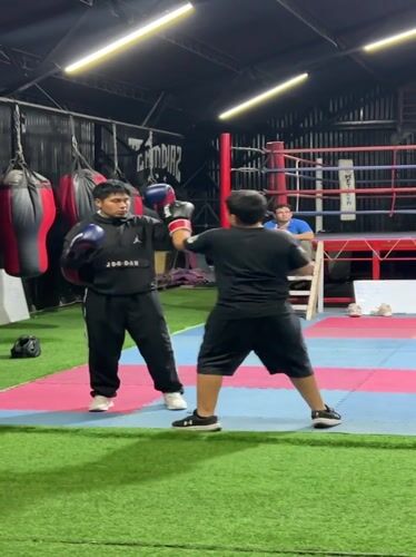 Group fitness and boxing session at Clase Meta gym, Arica