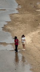Young people gather at Đà Nẵng bridge and riverbank