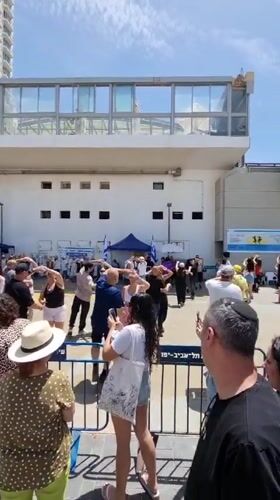Circle dance filmed by onlookers in Tel Aviv square