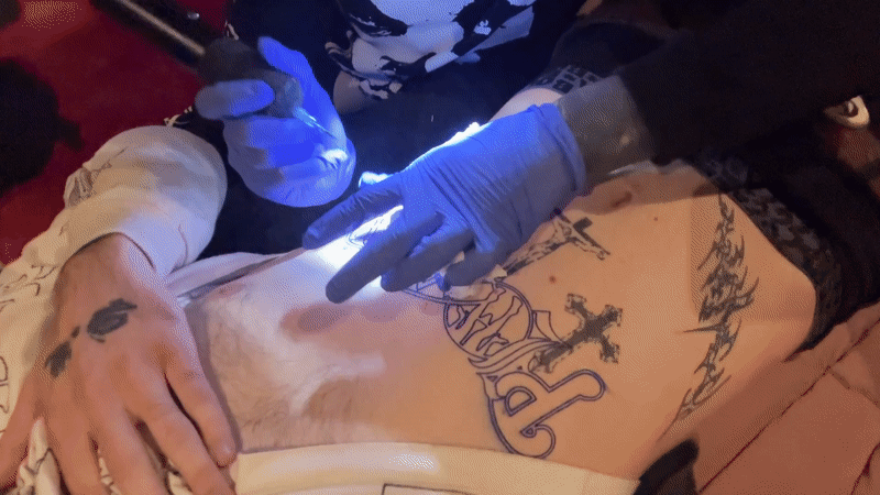 VR-assisted tattoo session documented in Buenos Aires early morning