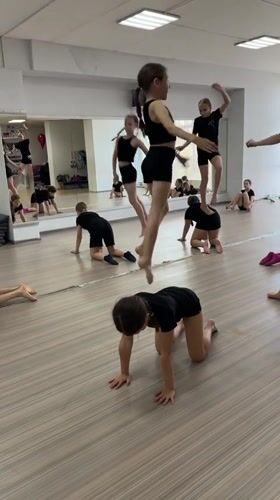 Dance class captured at Votkinsk studio during afternoon session