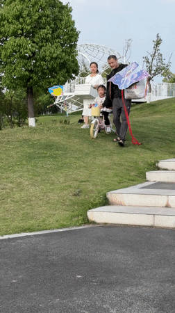 Family park outing and recycling activity observed in Jiangjin