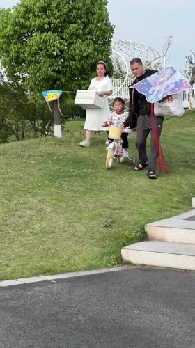 Family park outing and recycling activity observed in Jiangjin
