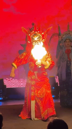 Chinese Opera Performance Captivates Audience in Yuzhong District