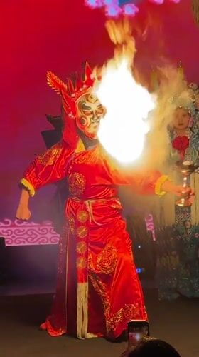 Chinese Opera Performance Captivates Audience in Yuzhong District