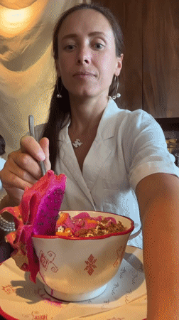 Morning café stop in Ubud featuring dragon fruit smoothie bowls