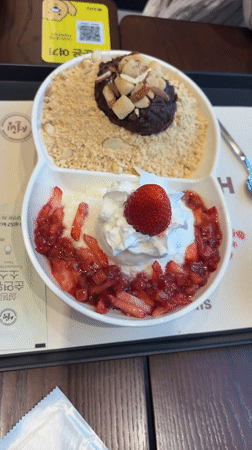 Seoul street scenes and dessert captured during sunny morning