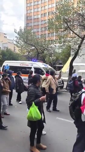 Political demonstration with ambulance presence reported in La Paz