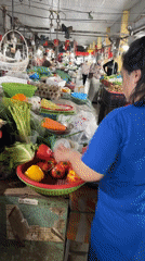 Morning market activity documented in Đà Nẵng, Vietnam