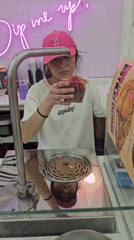 Worker spotted at dessert shop in Tlaxcalancingo, Mexico