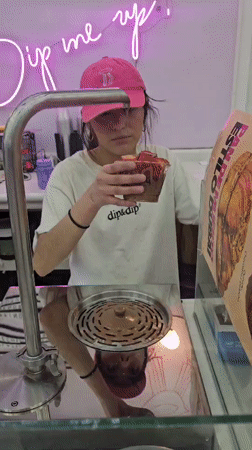 Worker spotted at dessert shop in Tlaxcalancingo, Mexico