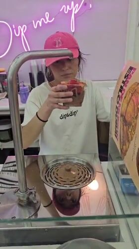Worker spotted at dessert shop in Tlaxcalancingo, Mexico