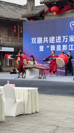 Traditional Chinese cultural performance draws crowds in Chongqing square