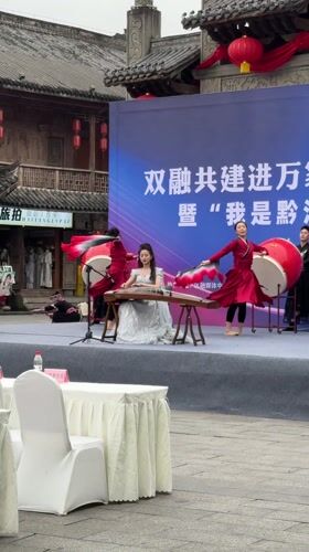Traditional Chinese cultural performance draws crowds in Chongqing square