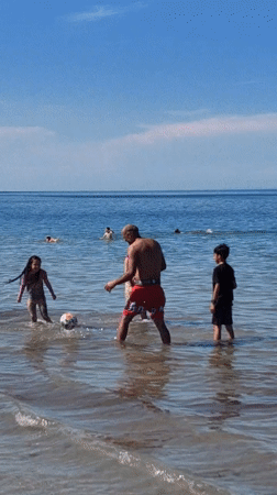 Family enjoys beach day in Dénia waters