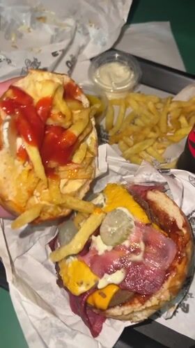 Late-night fast food visit documented at space-themed Arica restaurant
