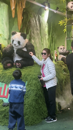 Morning crowds gather in busy Chongqing district commercial areas