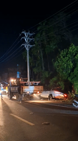 Multi-vehicle accident with utility damage in Teungoh Baro, Indonesia