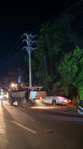 Multi-vehicle accident with utility damage in Teungoh Baro, Indonesia
