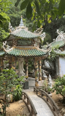 Tourist visits documented at Marble Mountains temple complex