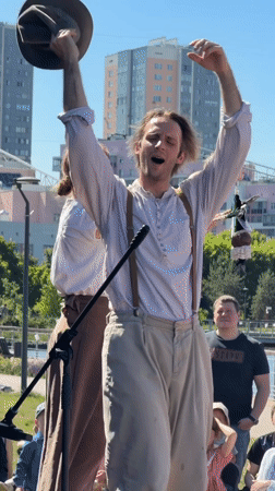 Outdoor cultural performance draws crowds in Khimki park