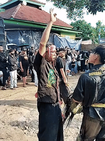 Traditional whip fighting performance draws crowds in Indonesian village