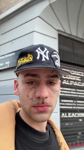 Tattooed man in Yankees cap spotted walking Buenos Aires street