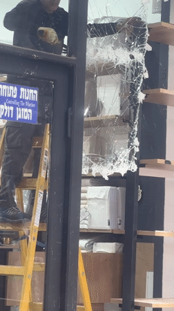 Routine commercial activity documented across Ramat Gan shopping district