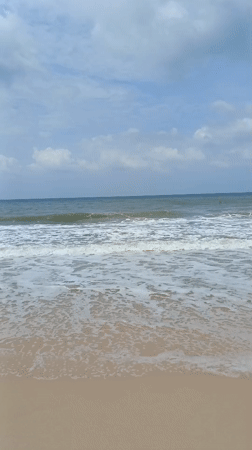 Quiet morning on the Mũi Né shoreline, cloudy skies overhead