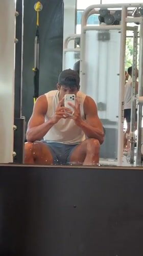 Gym check-in with mirror selfie and progress shots in LA
